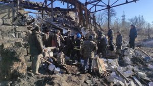 Російські війська обстріляли територію шахти у Торецьку, під завалами опинились люди