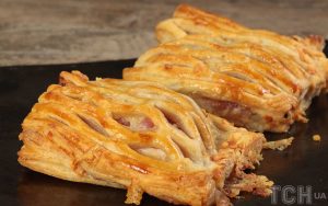 Слойки з куркою та сиром: простий рецепт на готовому тісті