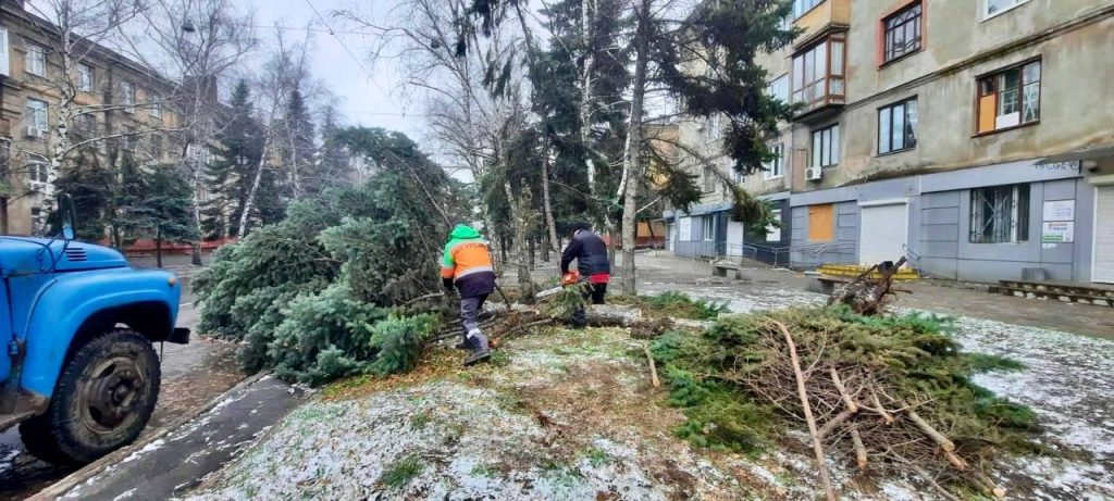 В Краматорске ликвидируют последствия непогоды (фото)