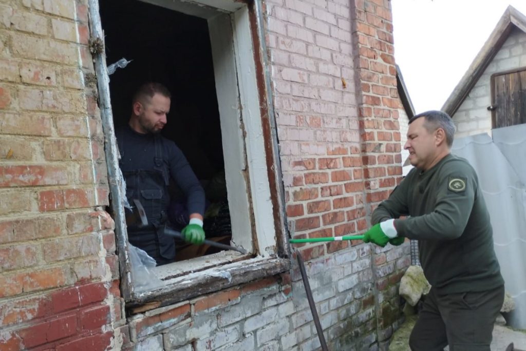 Обіцяли – зробили! Волонтери привезли пластикові вікна для жительки Тетянівки