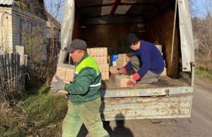 Жителі села Щурове отримали паливні брикети (фото)