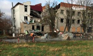 Ремонт доріг на тлі розрухи: атмосферне фото