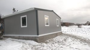 “За три дні можна змонтувати”. Волонтери із Полтави збудували модульний будинок для жительки Богородичного