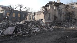 У Новогродівці на Донеччині понад тиждень шукають жінку, яка з родиною опинилась під завалами будинку