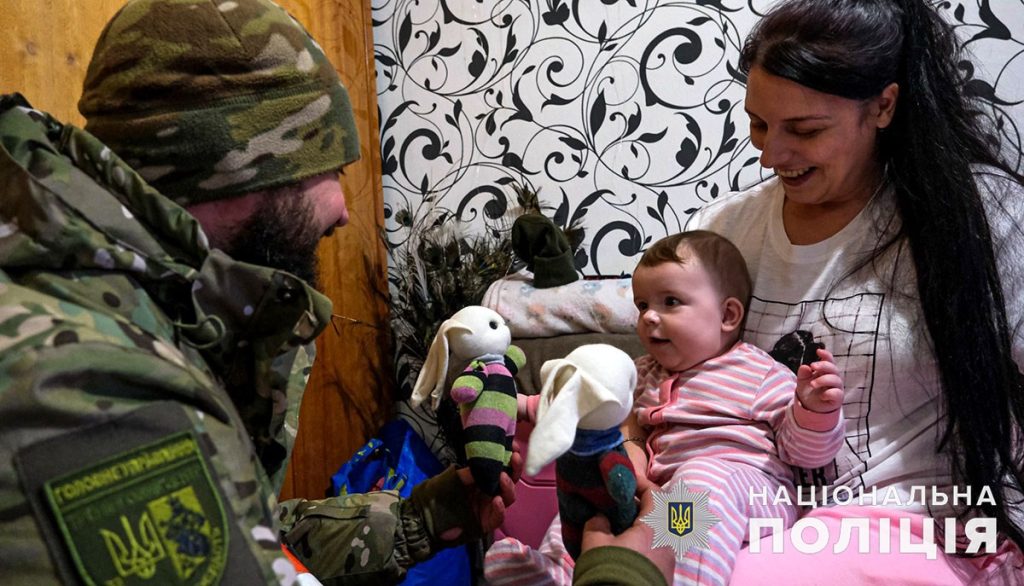 Врятований поліцейськими шестимісячний Ілай з Донеччини  святкує свій перший День Святого Миколая