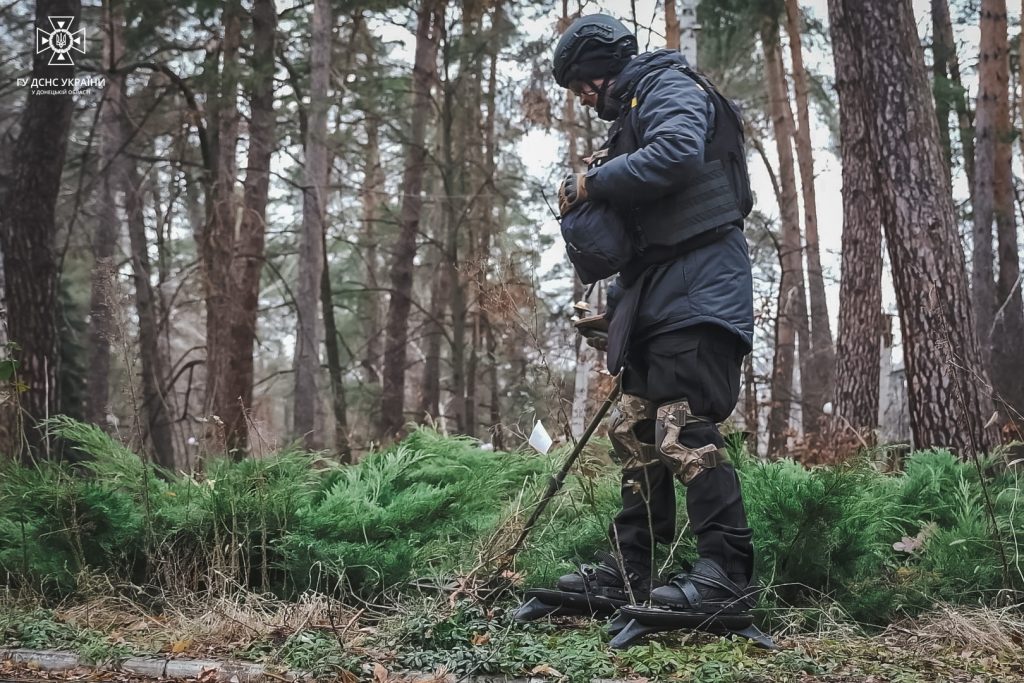 Піротехніки ДСНС продовжують проводити заходи щодо виявлення та знешкодження вибухонебезпечних предметів