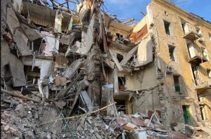 Жителі зруйнованого майже рік тому будинку в Краматорську вимагають плану відбудови. Що на це каже влада?