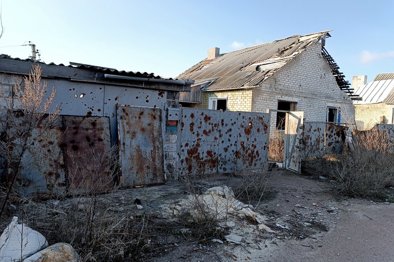 Село – на двох: як зимують єдині жителі розбитого боями села Долина на Донеччині