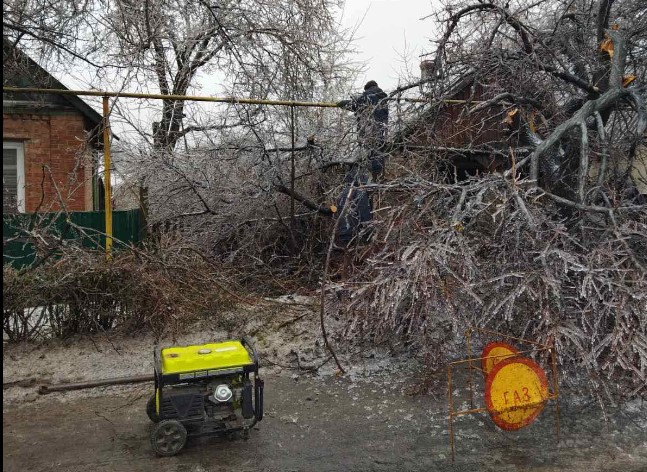 Виклики від негоди для газовиків: за добу зафіксовано 8 випадків падіння дерев на газопроводи