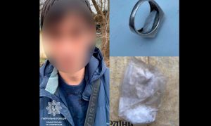 Ховав речовину, схожу на наркотичну, у каблучці: патрульні виявили правопорушника