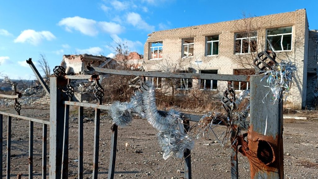 А прапор лишився. Село на Донеччині, яке так і не взяли штурмом окупанти: фотодобірка з Долини
