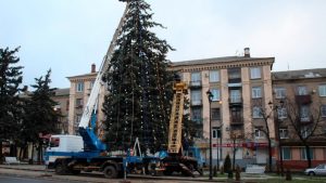 У Дружківці прикрасили ялинку яка росте на площі