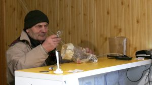 У сільських відділеннях Укрпошти на Донеччині пенсіонери безкоштовно обміняли півтори тисячі ламп