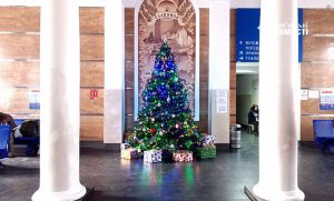 Слов’янськ зустрічає гостей новорічним настроєм: як виглядає ялинка у приміщенні вокзалу (фото)