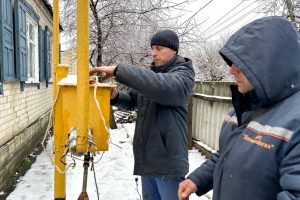 “Газ є, але і дрова в запасі”. На Донеччині у 60 населених пунктах немає газу: чому та як відновлюють мережі