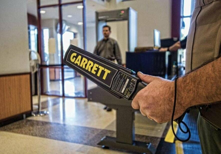 В ТРЦ и на вокзалах Украины установят металлодетекторы и сканеры багажа