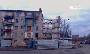 У Слов’янську проводиться ремонт п’ятиповерхівки, яка втратила під’їзд внаслідок обстрілу (фотофакт)