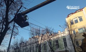 У Слов’янську прикрашають гірляндою вулицю Шевченка (фото)