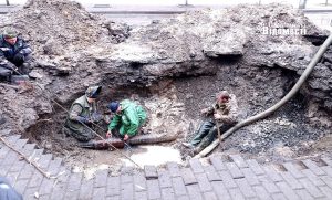 Під дощем всі в багнюці: фахівці водоканалу ліквідовують аварію в центрі Слов’янська (фоторепортаж)