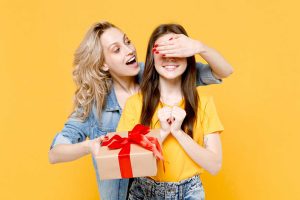 Как выбрать идеальный подарок подруге?