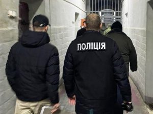 Зловмисники під приводом надання допомоги переселенцям та  держави отримували дані банківських карток та привласнювали їх заощадження