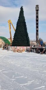 У Слов’янську почали розбирати головну новорічну ялинку міста, яка стояла на площі Соборній протягом свят