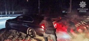 Негода на Донеччині: патрульні допомагають кермувальникам на дорозі