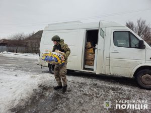 Напівзнищене Торське: “білі янголи” забезпечують продовольством людей біля фронту