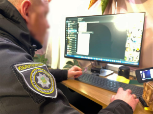 Завдав провідній світовій компанії сотні мільйонів збитків: кіберполіція та слідчі Нацполу викрили хакера