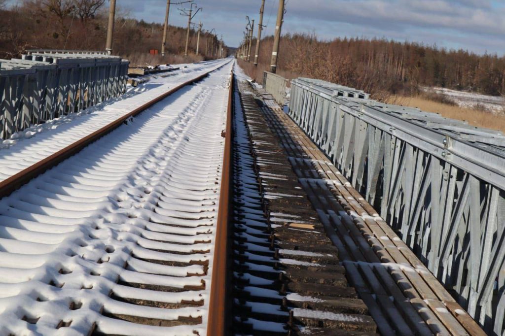 На Донеччині відновлюють автомобільні та залізничні мости