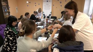 “Віддати тепло рук”. Жительки Слов’янська взяли участь у майстер-класі із виготовлення свічки