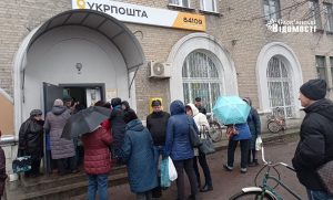 Пенсіонери у Слов’янську вже отримують LED-лампи (фотофакт)