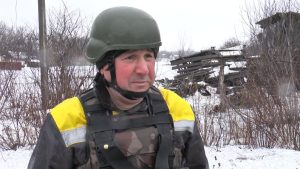 “Знову лягають касети”. Як енергетики попри обстріл ремонтували мережі в населеному пункті Донеччини: репортаж