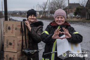 По прострілюваній дорозі поліцейські та волонтери доставили в Сіверськ гуманітарну допомогу