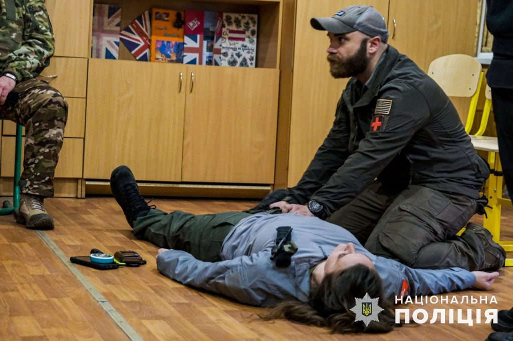 10 поліцейських, які нещодавно приєдналися до підрозділу «Білий Янгол», вдосконалили навички щодо порятунку важкопоранених. Фото
