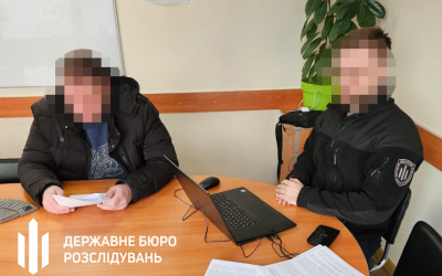 ДБР повідомило про підозру військовому посадовцю, через якого відсутня на службі жінка отримала 500 тис. грн бойових