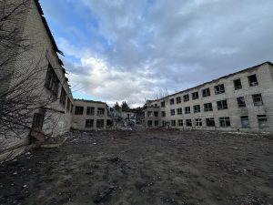 Як працюють зруйновані заклади освіти у Донецькій області