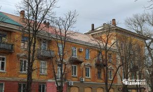 В одному з будинків на вул. Торська закінчують ремонт покрівлі (фотофакт)