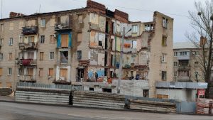 У Слов’янську розпочалась відбудова будинку, який втратив цілий під’їзд (фото)