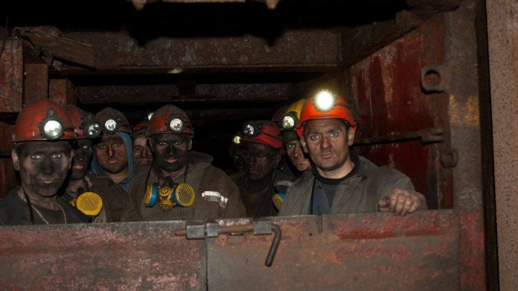 Окупанти обстріляли шахти на Донеччині. Під землею знаходились 94 гірники
