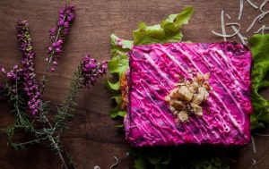 Скільки можна зберігати “олів’є”, “шубу” і салат з сухариками