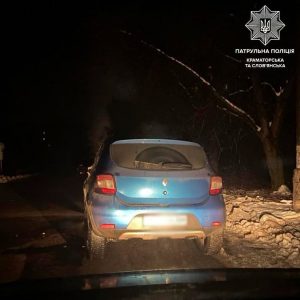 Патрульні виявили нетверезого керманича у розшуку, який мав з собою, ймовірно, заборонену речовину