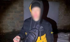 Поліцейські затримали у Краматорську порушника комендантської години, який мав при собі, ймовірно, наркотичні речовини