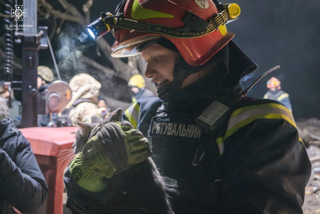 Обличчя героїв Донеччини, які в умовах постійних обстрілів рятують життя (фото)