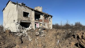 “Більше евакуюються, сильно обстрілюють”. Понад 100 людей евакуювались за тиждень з прифронтового села на Донеччині