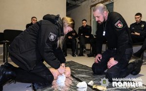 Парамедики Донеччини навчили майбутніх поліцейських рятувати постраждалих під час бойових дій