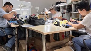 “Халабуда”, що рятувала людей в Маріуполі, полагодила за рік понад 500 дронів. Історія трансформації волонтерського руху