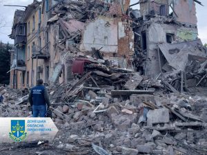 Одна загибла та семеро поранених, серед яких 6-річна дитина – прокурори фіксують наслідки ракетного удару ворога по Селидовому