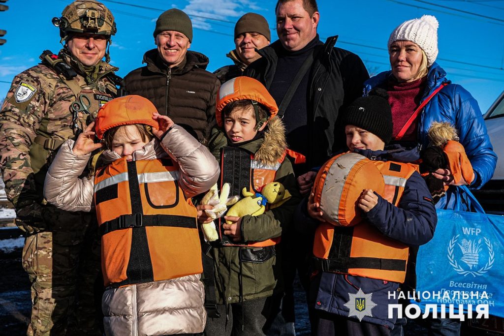 Трьох малолітніх дітей «білі янголи» евакуювали з прифронтового села Желанне