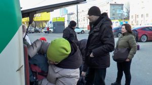 Евакуація до Дніпра. Як волонтери допомагають виїхати жителям Донеччини та які рейси курсують